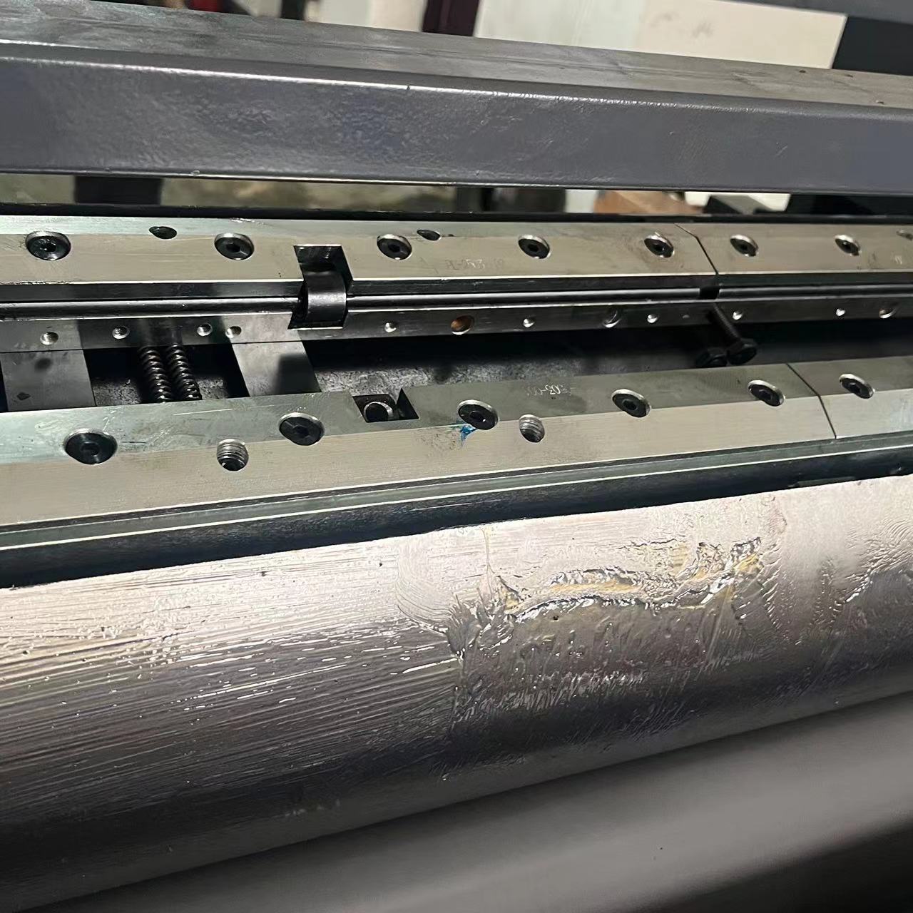 How Does Ceramic Anilox Roller Enable Even Oil Coating in Spot UV